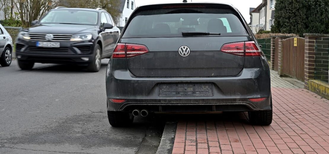 aufgesetztes Gehwegparken