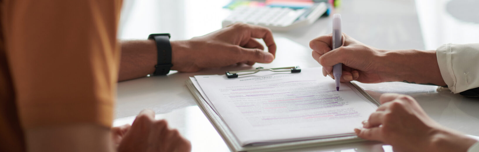 Achtung: Missbrauchsgefahr beim neuen Nachweisgesetz Hände bei Vertragsunterzeichnung