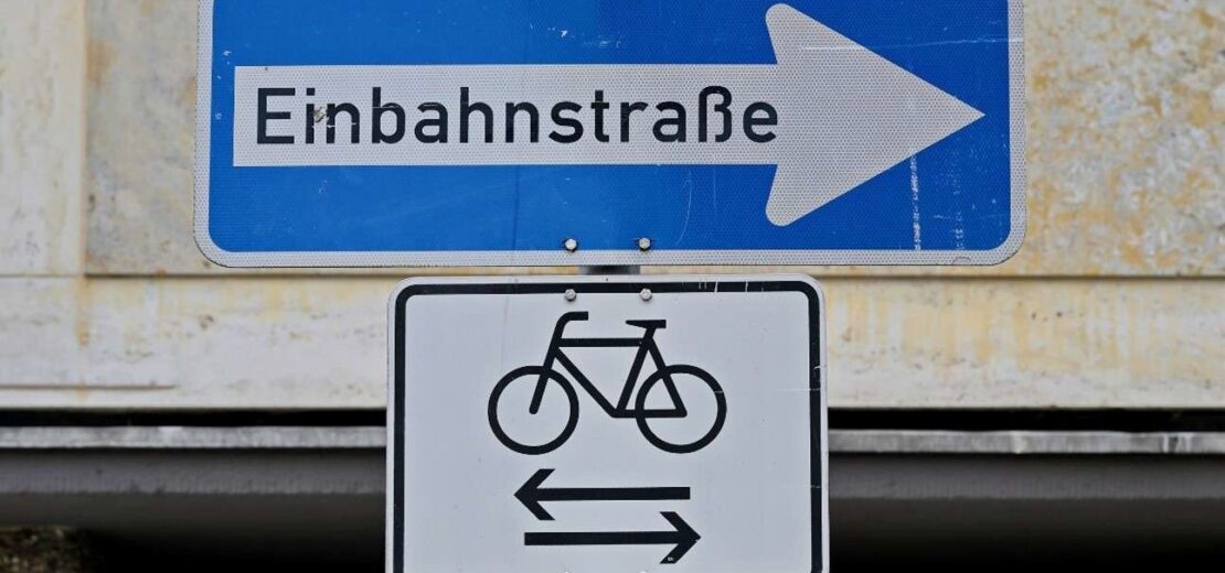 Anwohner einer Nebenstraße ging gegen die Anordnung einer Einbahnstraße vor, weil der dort ausgesperrte Gegenverkehr nun vor seiner Haustür stattfindet.