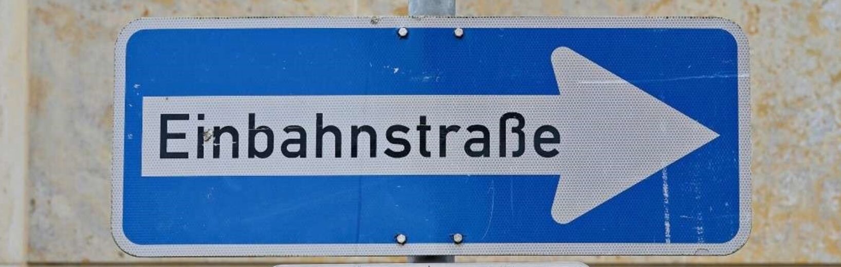 Berechtigt eine erhöhte Unfallzahl das Einrichten einer Einbahnstraße? Anwohner einer Nebenstraße ging gegen die Anordnung einer Einbahnstraße vor, weil der dort ausgesperrte Gegenverkehr nun vor seiner Haustür stattfindet.