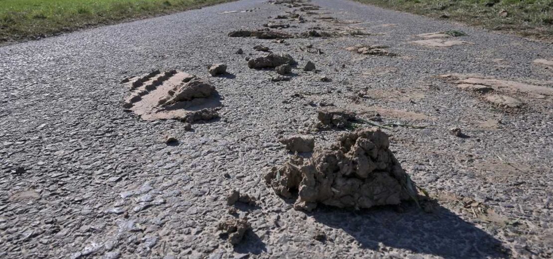 Matsch und Schlamm, die in kleinen Haufen auf einem Wirtschaftsweg liegen