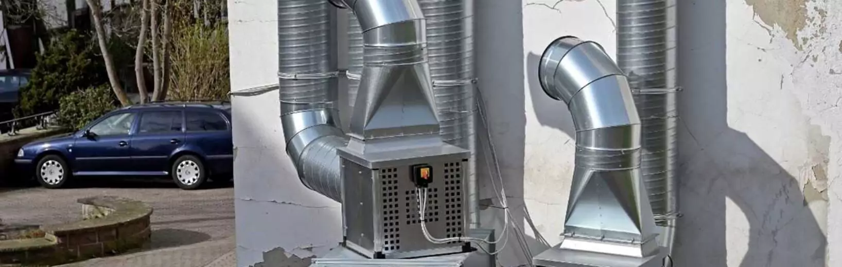 Muss eine Gaststättenbehörde bei Nachbarbeschwerden gegen einen Gastwirt vor-gehen, wenn Gerüche vom Holzkohlegrill nach außen dringen?