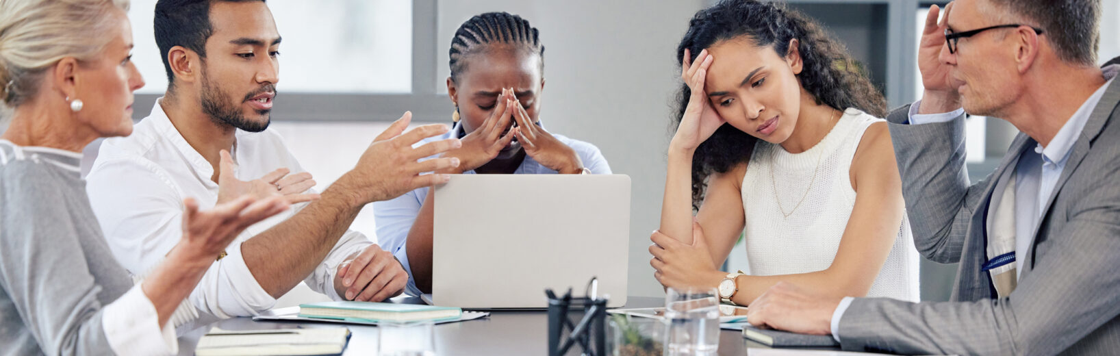 Einigungsstelle erfordert erfolglose Verhandlungen Frustrierte Menschen in der Diskussion
