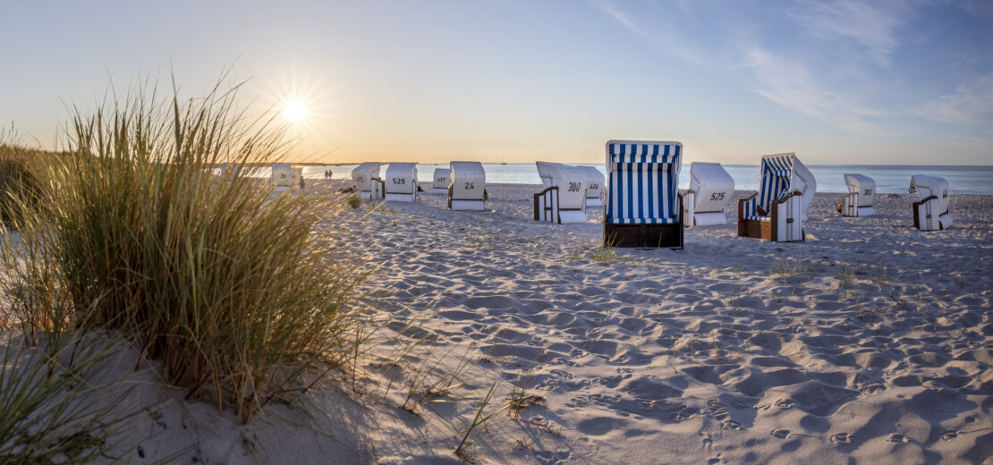 Strandkörbe am Meer in der Abendsonne