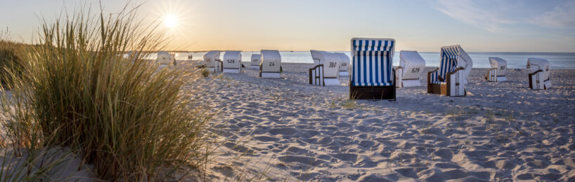 Strandkörbe am Meer in der Abendsonne