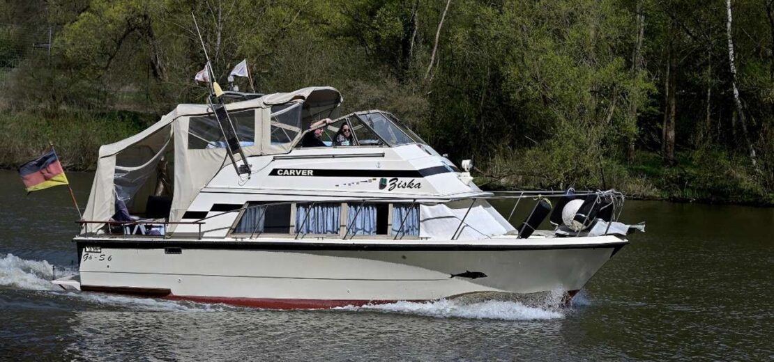 Vergeblich bemühte sich die Feuerwehr, nach dem Retten der Passagiere auch die auf Grund gelaufene Yacht zu bergen. Dennoch sollte der Eigentümer die Kosten des Einsatzes tragen.
