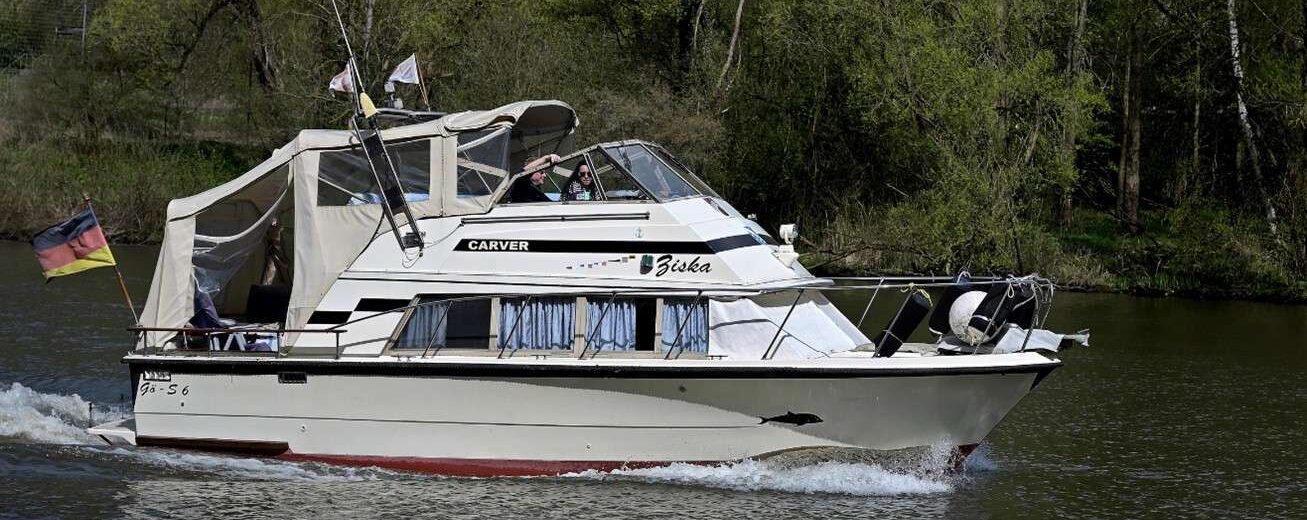 Vergeblich bemühte sich die Feuerwehr, nach dem Retten der Passagiere auch die auf Grund gelaufene Yacht zu bergen. Dennoch sollte der Eigentümer die Kosten des Einsatzes tragen.