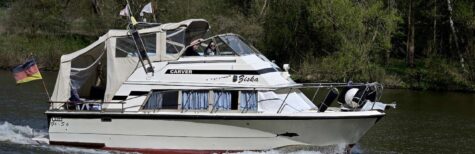 Vergeblich bemühte sich die Feuerwehr, nach dem Retten der Passagiere auch die auf Grund gelaufene Yacht zu bergen. Dennoch sollte der Eigentümer die Kosten des Einsatzes tragen.