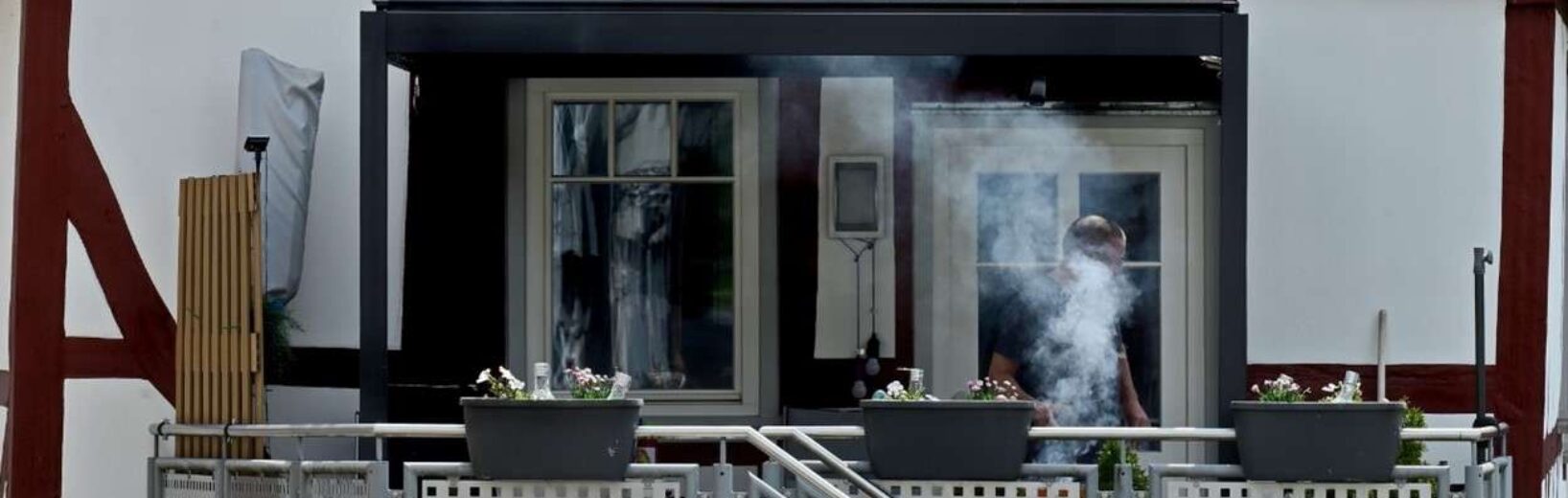 Wie oft ist Grillen auf dem Balkon oder der Terrasse erlaubt? Der Nachbar eines Wohnungseigentümers beschwerte sich wegen zu häufigem Grillen beim LG München.