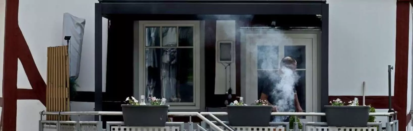 Wie oft ist Grillen auf dem Balkon oder der Terrasse erlaubt? Der Nachbar eines Wohnungseigentümers beschwerte sich wegen zu häufigem Grillen beim LG München.