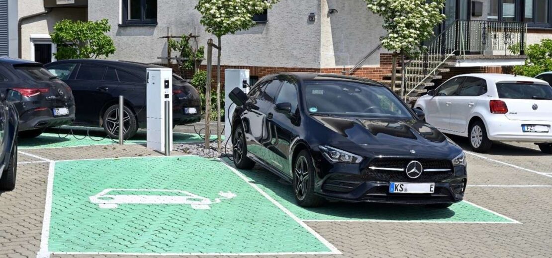Zwei Drittel der Bürger befürworten den Ausbau der Elektromobilität. Aber nicht vor meiner Haustür, sagten sich Anwohner.
