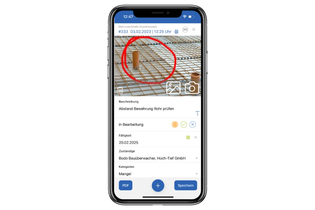 Auf einem Smartphone wird eine App zur Baustellenverwaltung mit Baudokumentation angezeigt. Der Bildschirm zeigt Details zur Überprüfung des Bewehrungsabstands und zur Mängelverfolgung. Ein Bild der Baustelle mit einem rot eingekreisten Rohr ist sichtbar, zusammen mit Feldern für Beschreibung, Status und Termin.
