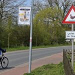 Was der Wolf für die Schafe ist, sind die Autos für die Hühner. So mancher Hühner-bestand wurde durch die hochmotorisierte Fortbewegung auf Dauer dezimiert. Ein Landwirt im Kreis Kassel weiß sich zu helfen.