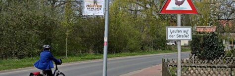 Was der Wolf für die Schafe ist, sind die Autos für die Hühner. So mancher Hühner-bestand wurde durch die hochmotorisierte Fortbewegung auf Dauer dezimiert. Ein Landwirt im Kreis Kassel weiß sich zu helfen.