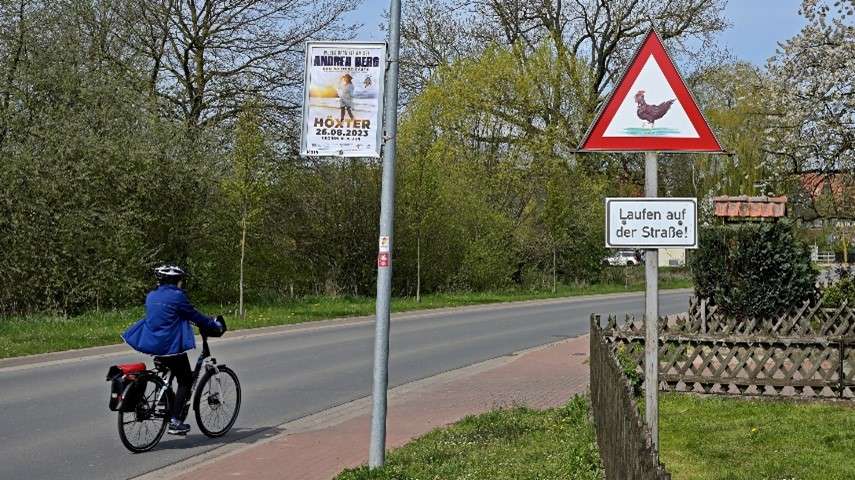 Was der Wolf für die Schafe ist, sind die Autos für die Hühner. So mancher Hühner-bestand wurde durch die hochmotorisierte Fortbewegung auf Dauer dezimiert. Ein Landwirt im Kreis Kassel weiß sich zu helfen.