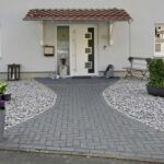 Mit einer Novelle des Naturschutzgesetzes setzt sich das Land für den Schutz der wildlebenden Tier- und Pflanzenarten und ihrer Lebensstätten ein und verbietet Schottergärten.