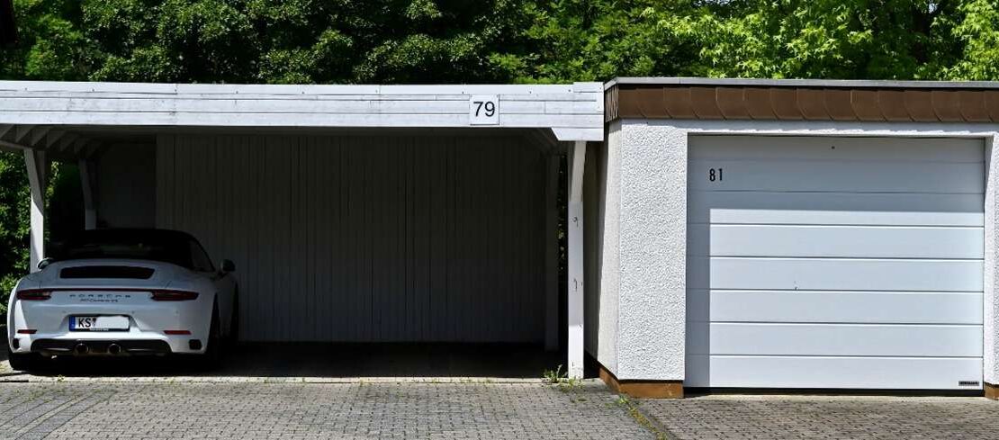 Das OVG Koblenz musste entscheiden, ob die Festsetzungen eines Bebauungsplanes für Garagen auch auf Carports anzuwenden sind.