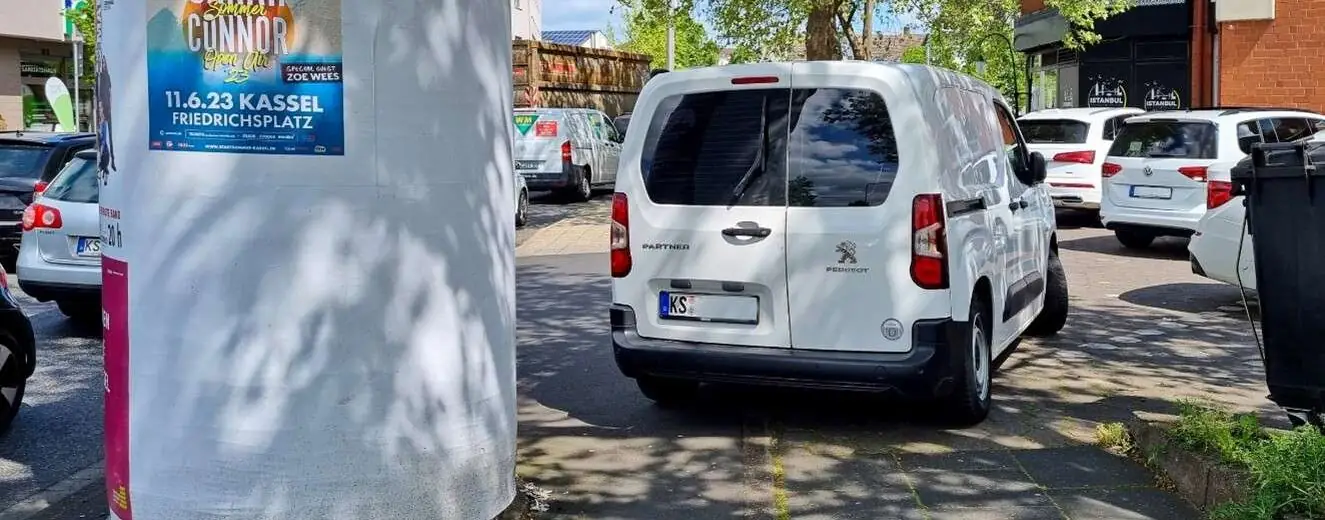 Verwarnung wegen Fotografierens von Falschparkern? Parken auf einem Geh- und Radweg – Verwarnung für den Fotografen oder den Fahrer?