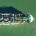 Brennendes Transporterschiff