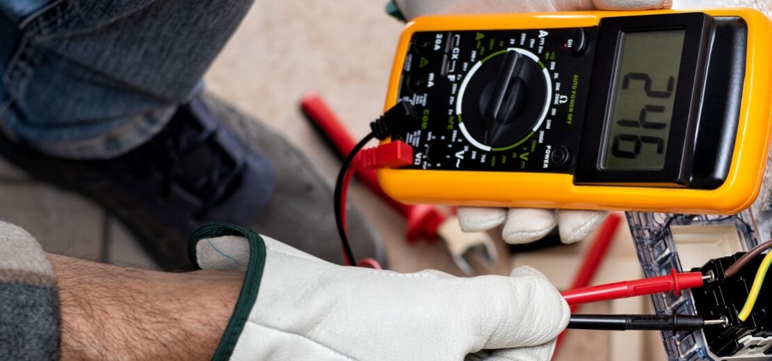 Berufsfremde Mitarbeiter dürfen keinesfalls elektrische Betriebsmittel prüfen.