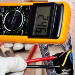 Berufsfremde Mitarbeiter dürfen keinesfalls elektrische Betriebsmittel prüfen.
