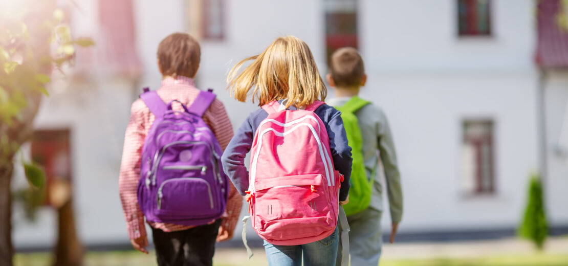 Schulkinder auf dem Weg