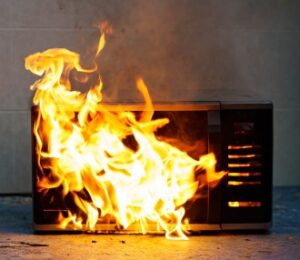 Elektrosicherheit soll die Gefahr vor brennenden elektrischen Geräten vermindern.