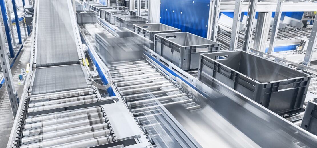 Moderne Fördertechnik mit Boxen in Bewegung