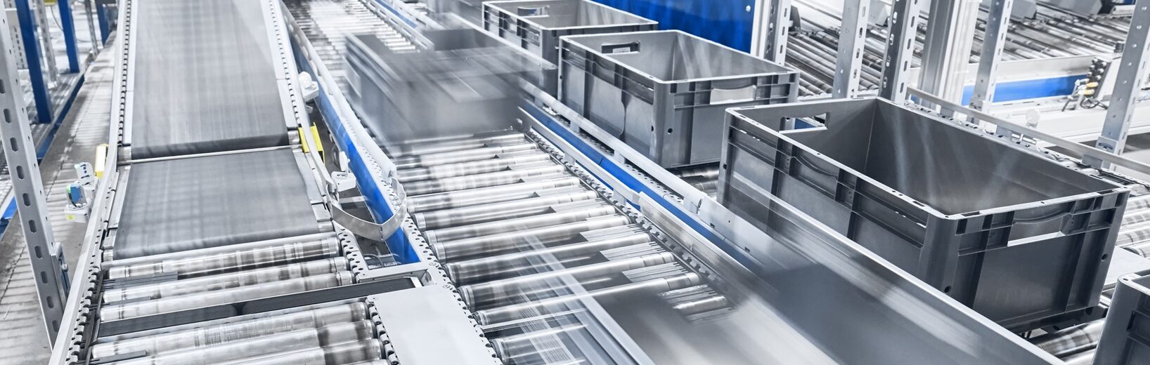 Fördertechnik Moderne Fördertechnik mit Boxen in Bewegung