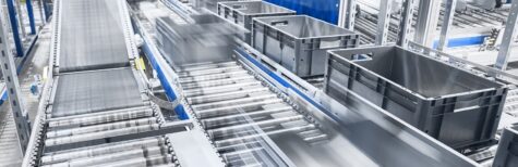 Moderne Fördertechnik mit Boxen in Bewegung