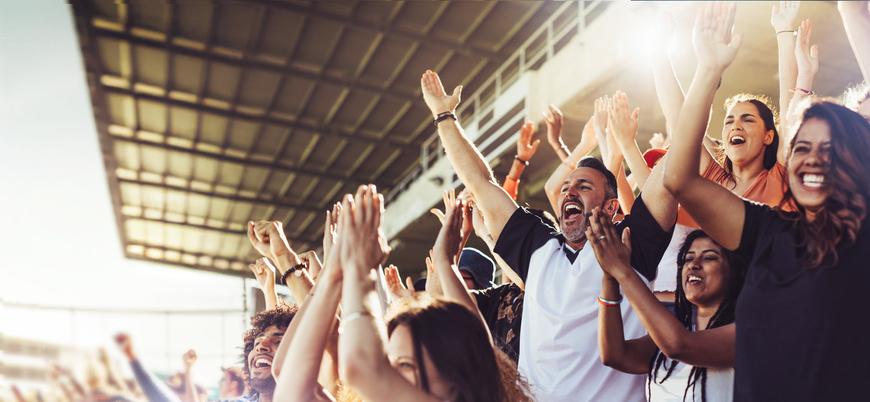 Fußballfans jubeln im Stadion