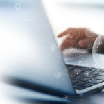 Finger tippen auf Laptop.