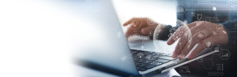 Finger tippen auf Laptop.