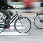 Radfahrer radeln in der Stadt