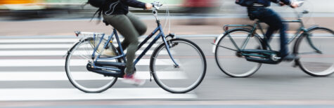 Radfahrer radeln in der Stadt