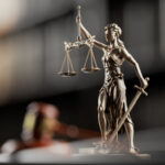 Justitia und Richterhammer