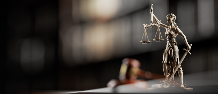 Justitia und Richterhammer