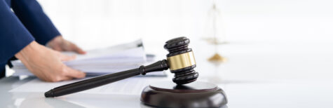 Gerichtshammer auf Tisch