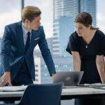 Kollege und Kollegin schauen sich Präsentation an