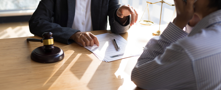 Zwei Männer diskutieren vor Gericht