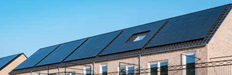 Reihenhausdächer mit Photovoltaikanlagen