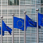 Europafahnen wehen im Wind vor einem Gebäude