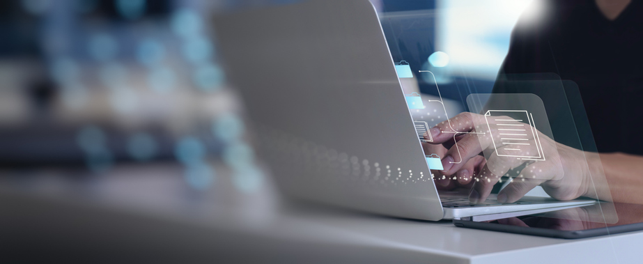Onlinezugangsgesetz 2.0 findet Konsens Mann erledigt einen Behördengang am Laptop