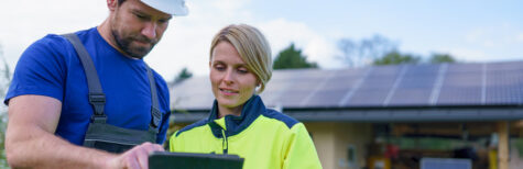 Energie-Elektriker und Energie-Projektleiterin reden über Solarprojekte