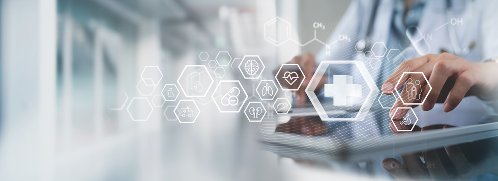 Verarbeitung von Gesundheitsdaten durch einen Medizinischen Dienst Arzt schreibt Bericht auf Tablett