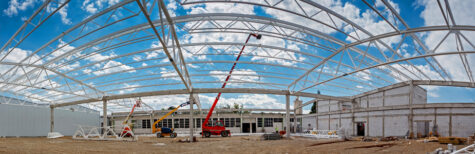 Konstruktion einer riesigen Turnhalle, Baumaschinen