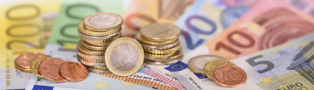 500-Milliarden-Plan: Investitionen für Kommunen erforderlich Euro-Geldscheine und Münzen