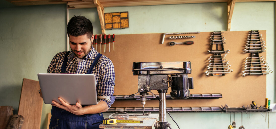 Handwerker bearbeitet eine E-Rechnung direkt am Laptop