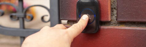 Zeigefinger drückt auf Türklingel