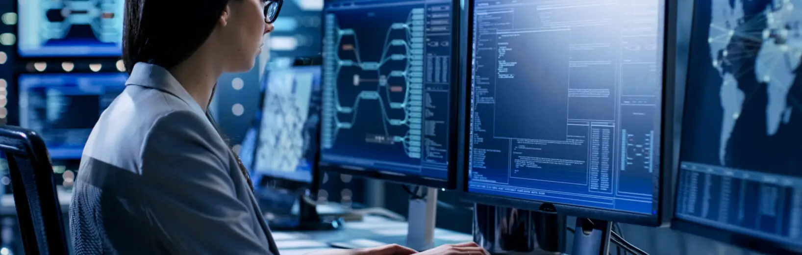 Frau sitzt vor einem Computerbildschirm